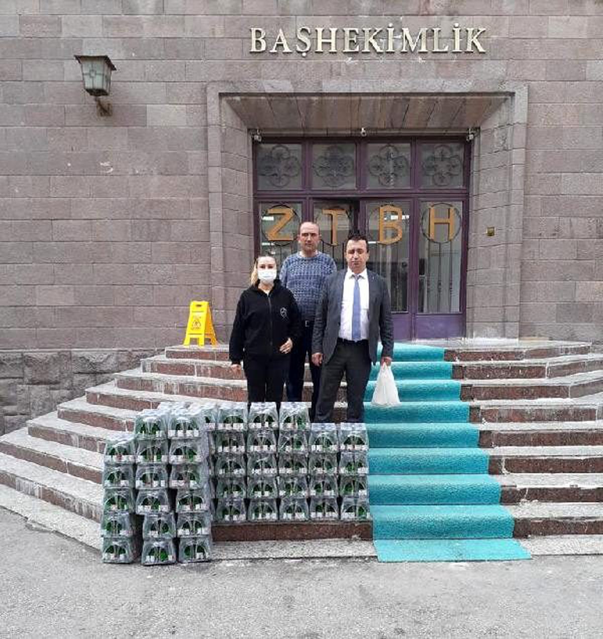Koronavirüsle mücadele eden sağlık çalışanlarına ücretsiz maden suyu
