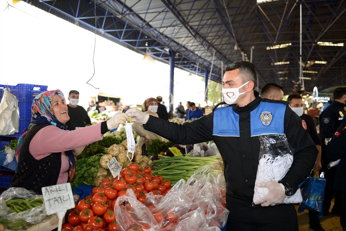 Kumluca Belediyesi ilçe pazarında maske dağıttı