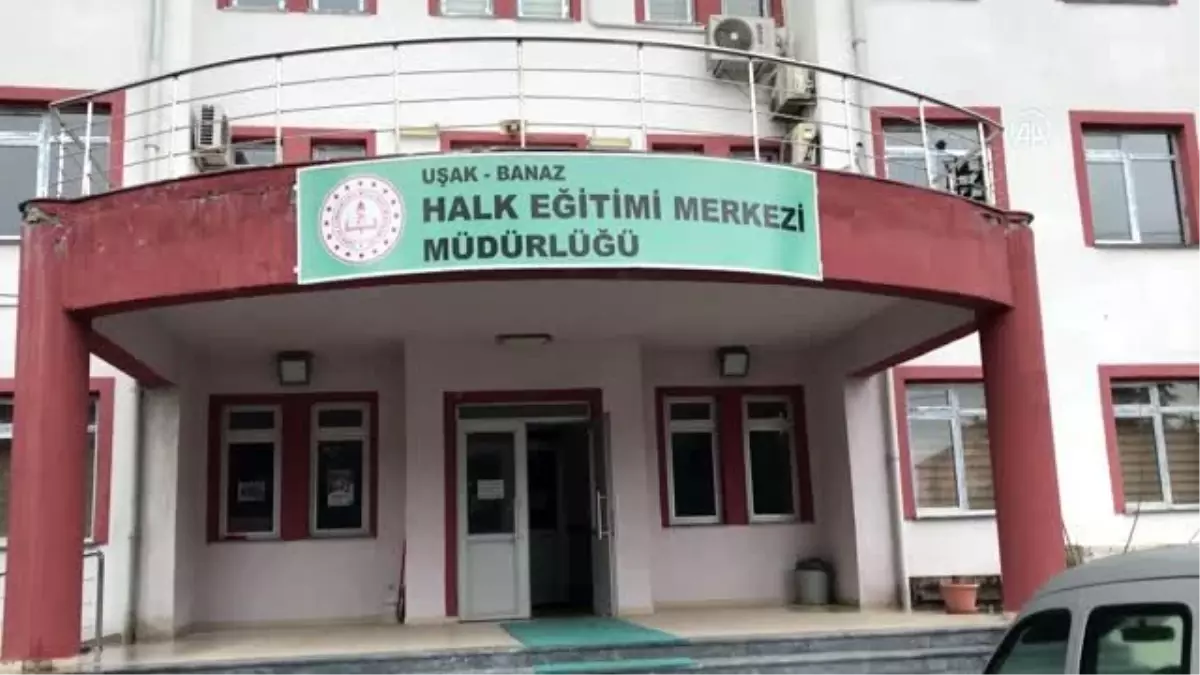 Kursiyerler sağlık çalışanları için önlük üretiyor