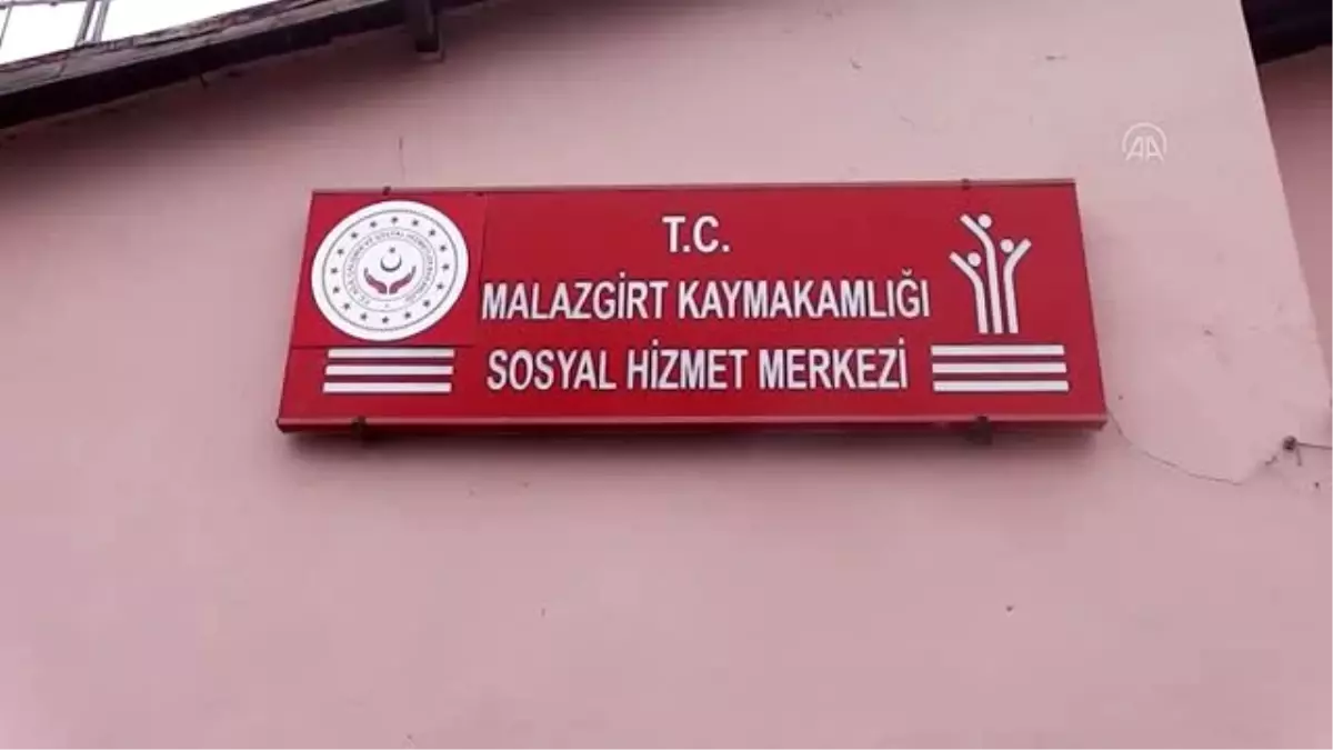 Malazgirt\'te "Vefa Sosyal Destek Grubu" yaşlı ve hastaların yardımına koşuyor