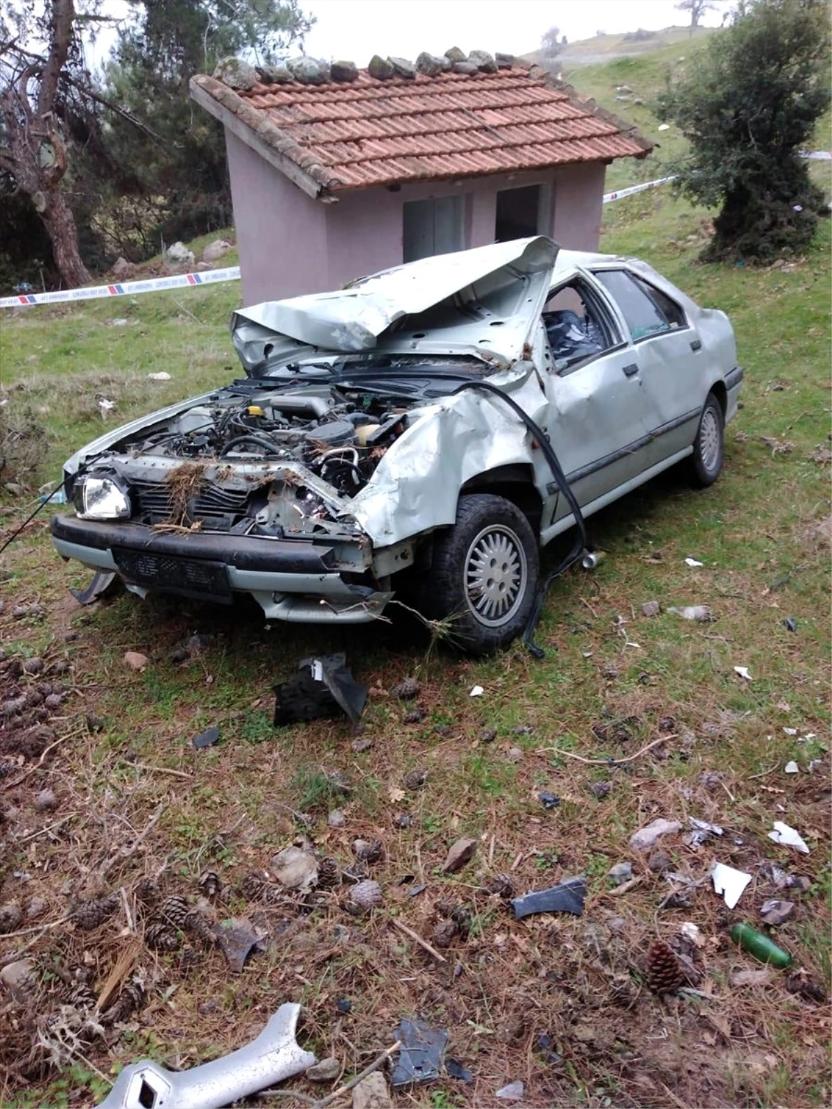 Manisa\'da otomobil şarampole devrildi: 1 ölü, 2 ağır yaralı
