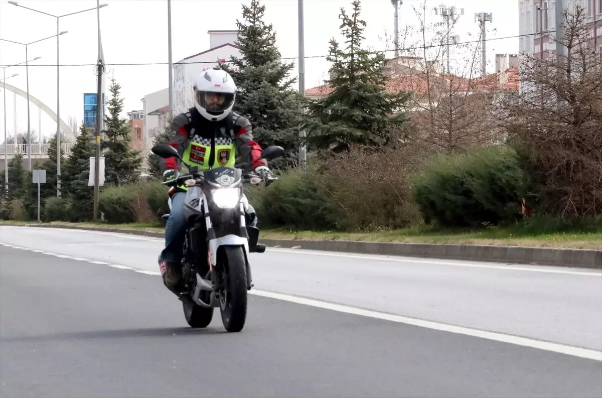 Motosiklet tutkunlarından yaşlı ve hastalara "hızlı ilaç servisi"