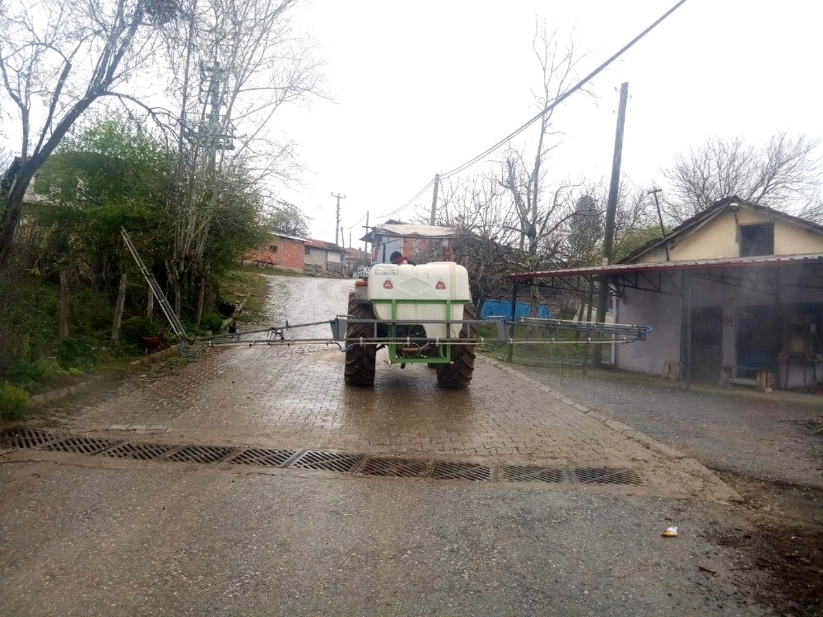 Muhtar ve azaları mahallenin her yerini dezenfekte ettirdi