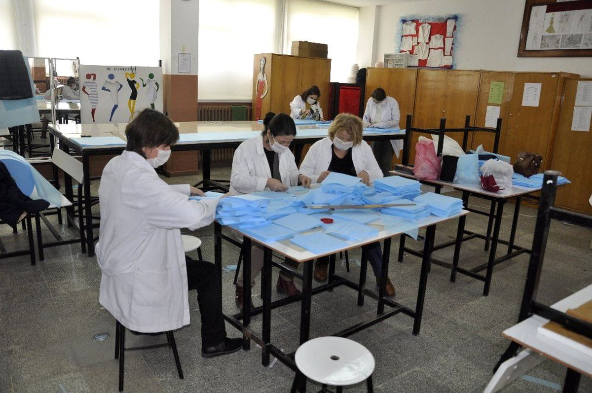 Muratlı\'da lisede maske üretimi