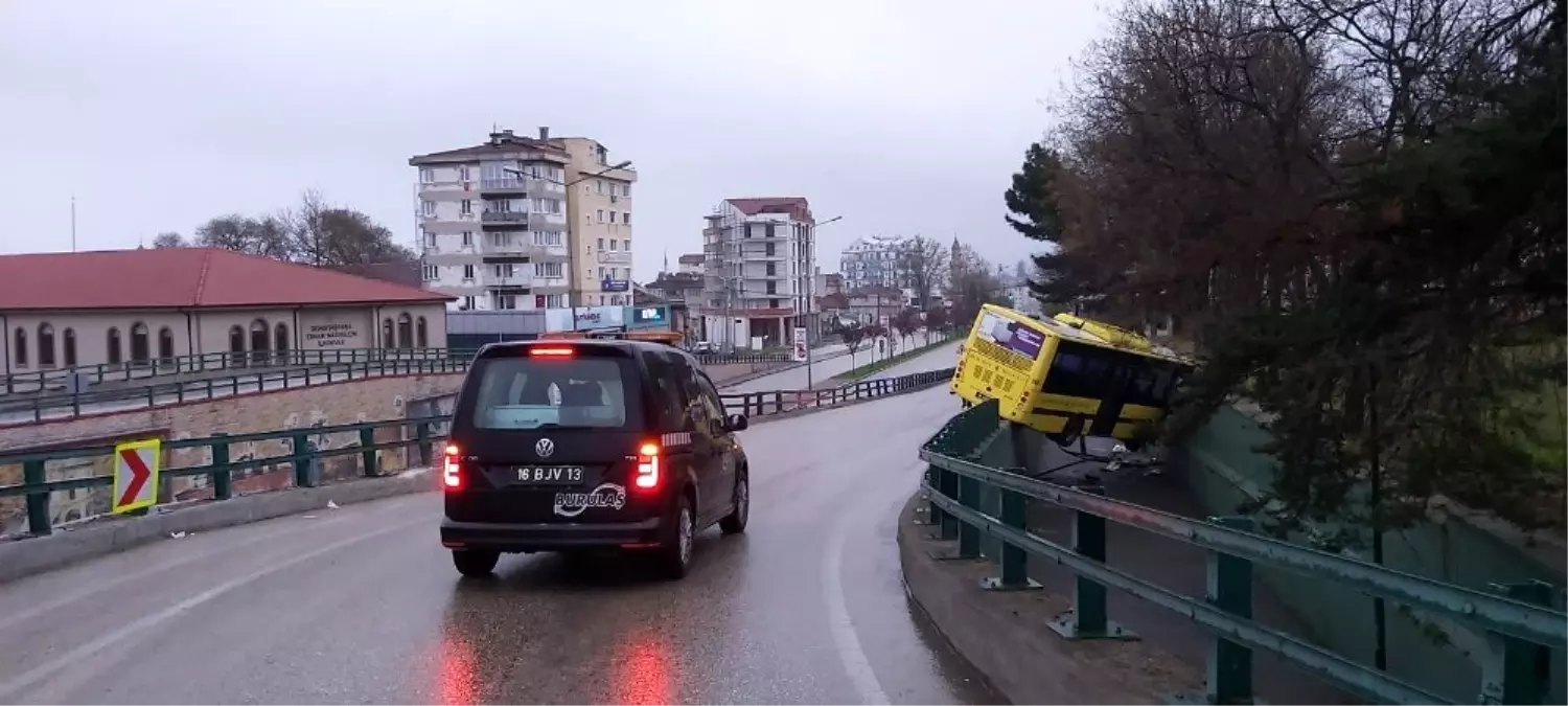 Otobüs köprülü kavşaktan aşağıya düştü