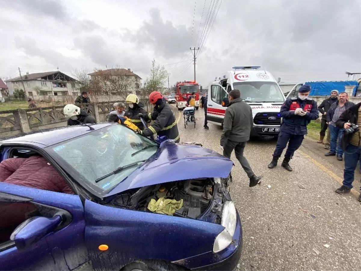 Otomobil ile kamyon çarpıştı: 2 yaralı