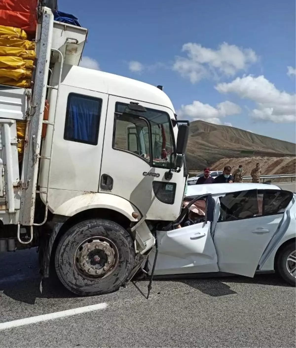 Otomobil önce yön levhasına, sonra kamyona çarptı: 1 ölü