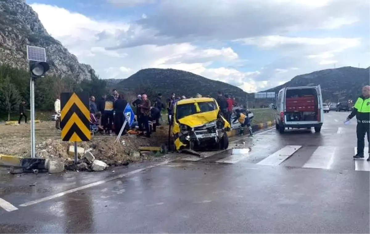 Otomobille taksi çarpıştı: 1 ölü, 5 yaralı