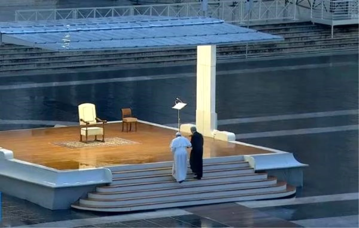 Papa boş alanda dua etti