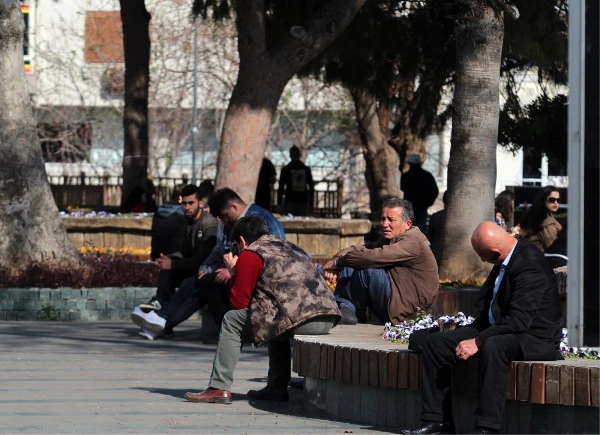 Antalya\'da vatandaş park yasağına rağmen polisi bıktırdı