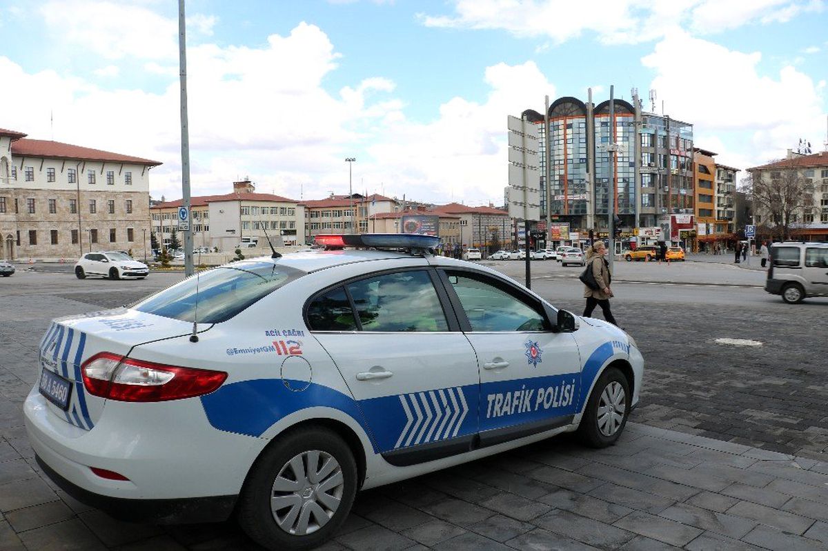 Polis ekiplerinden \'evde kalın\' anonsu