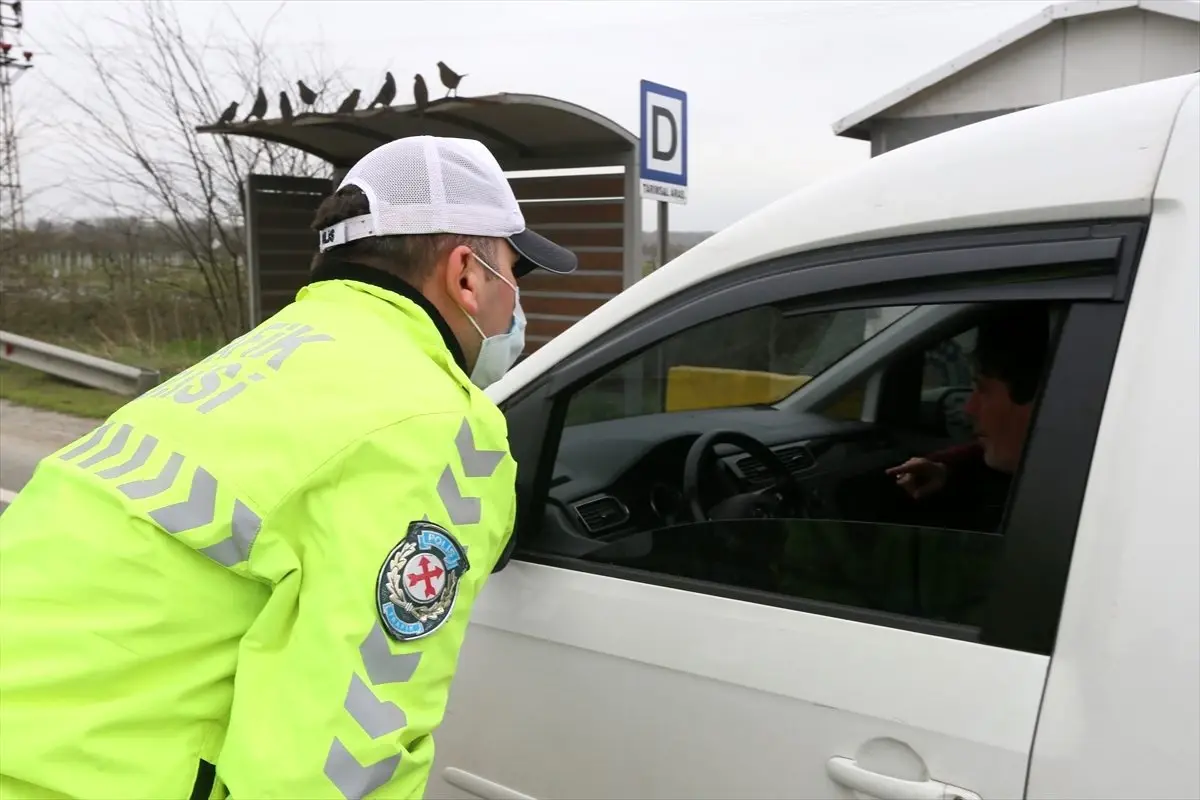 Samsun\'da polis, araçlarındaki "Evde kalın" yazısıyla vatandaşları uyardı