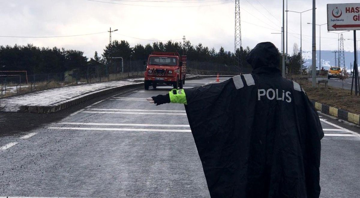 Sarıkamış\'ta ateş ölçerli trafik kontrolü