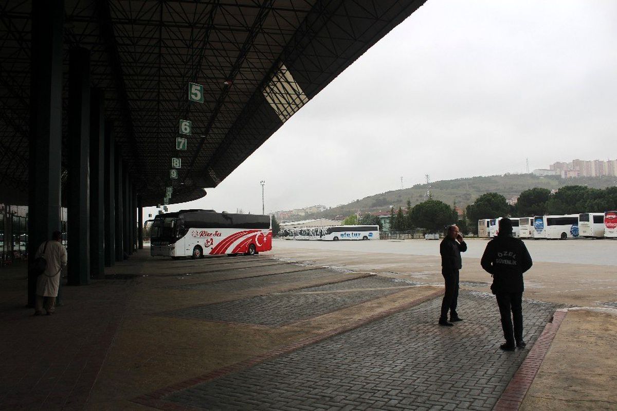 Şehirler arası seyahatteki kısıtlama başlamadan Kocaeli Şehirlerarası Otobüs Terminali boş kaldı