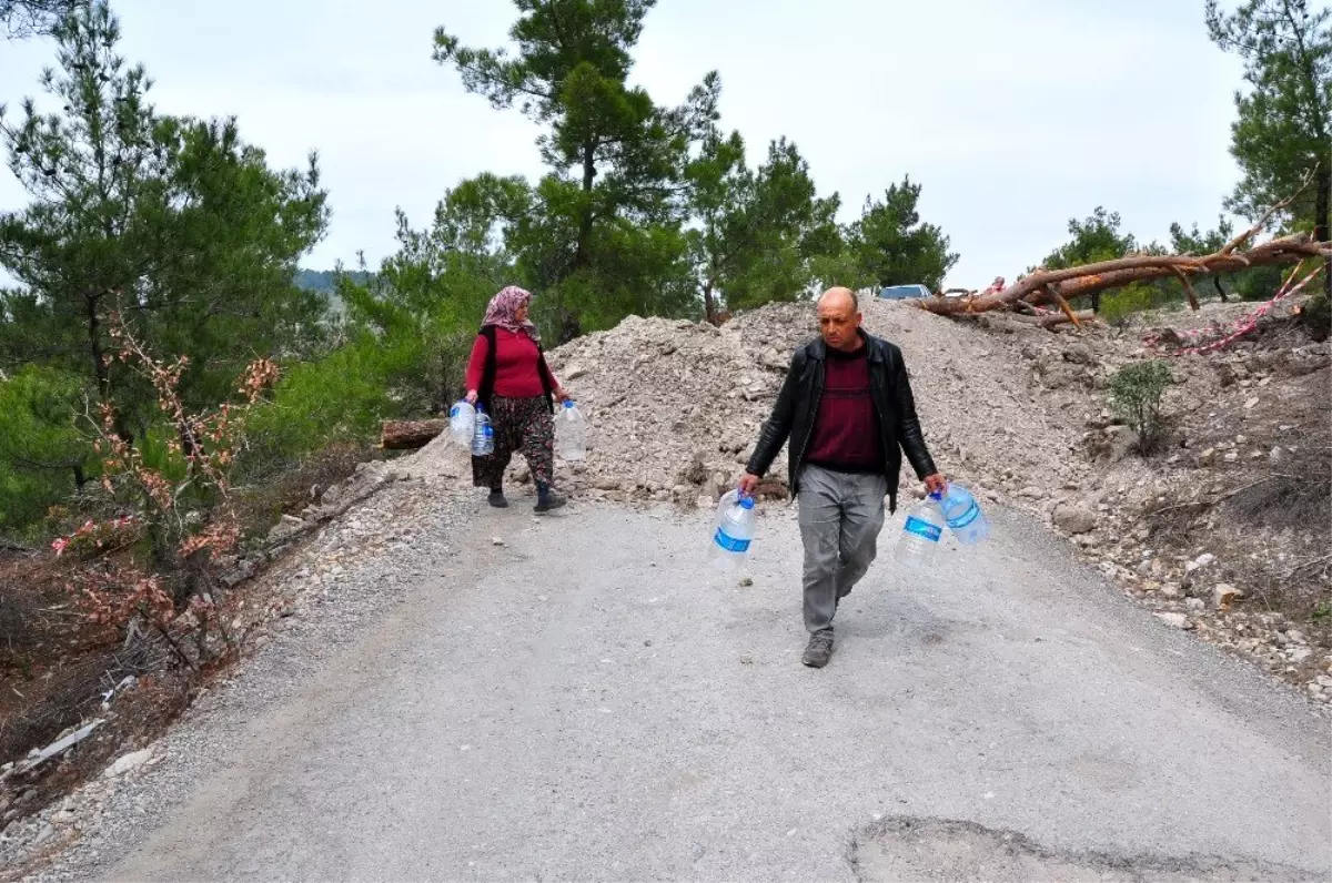 Şifalı suyun yolu Korona virüs nedeniyle kapatıldı ama aldırış etmediler