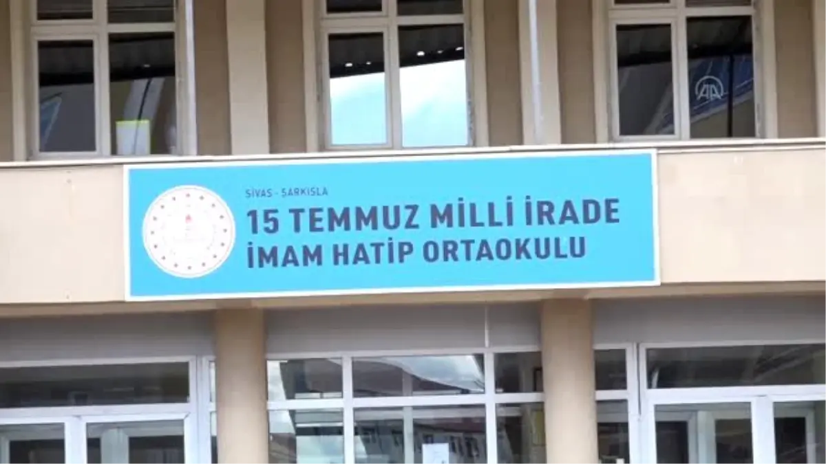 Sivas\'ta iki okulda koronavirüse karşı 3D yazıcılarla siperlik üretiliyor