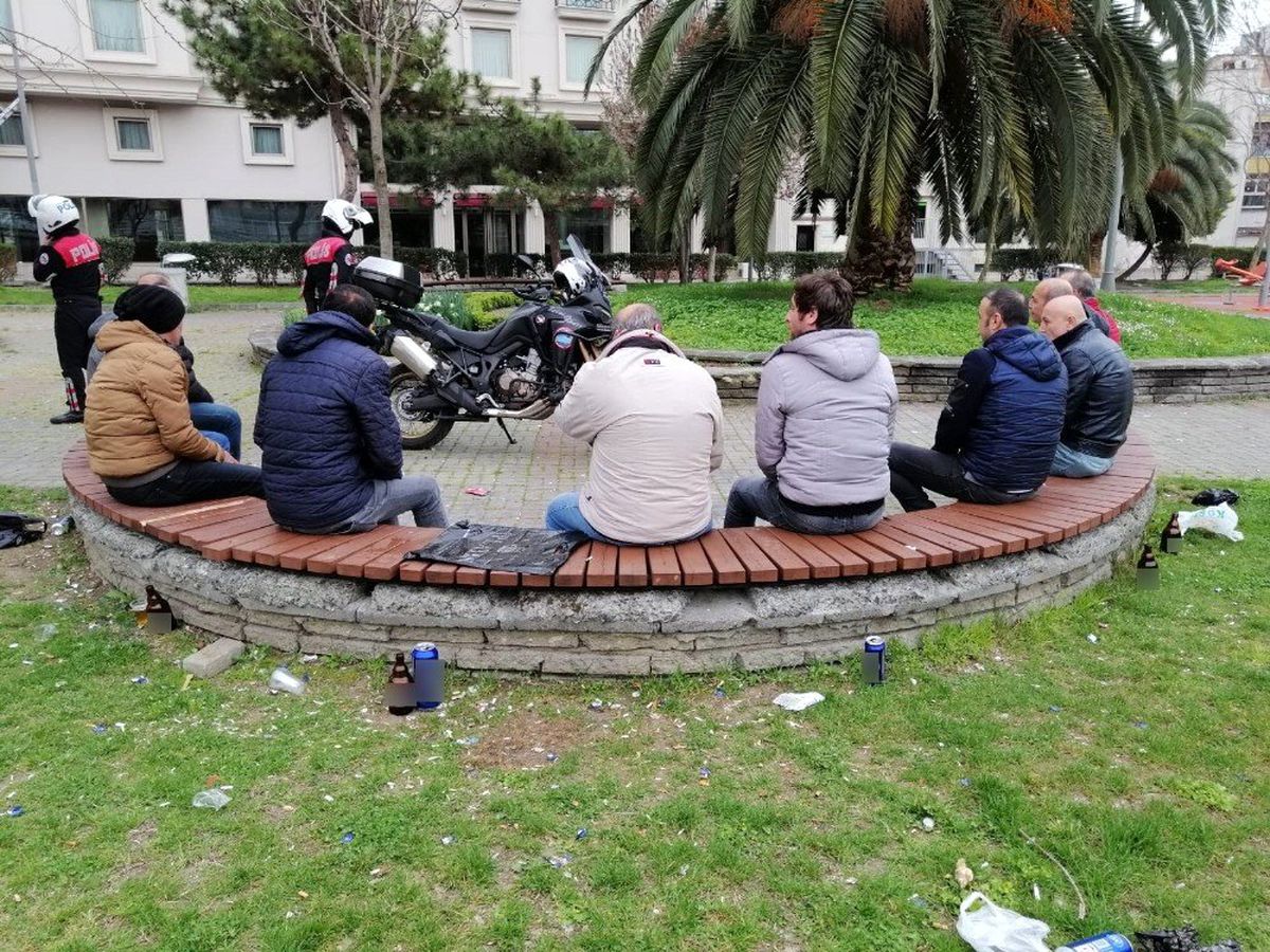 Sosyal mesafeyi korumayan ve parkta toplu halde alkol alanlara ceza