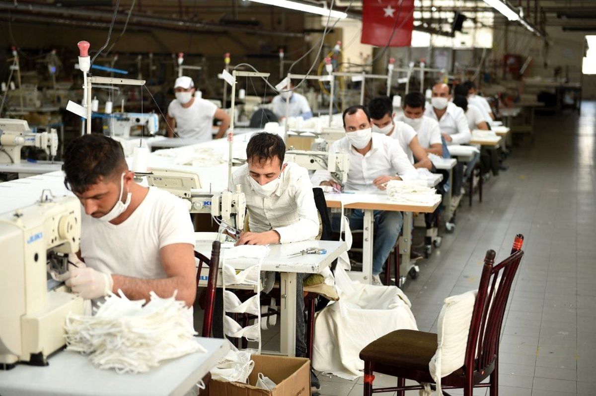 Tarsuslu tekstilci Koronavirüs için 30 bin adet ücretsiz maske üretti