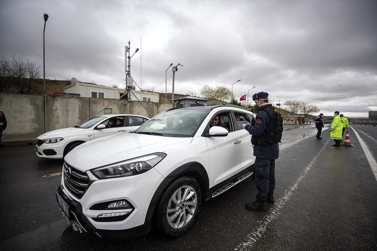 Trafik ekipleri, otobüsleri ve özel araçları denetledi