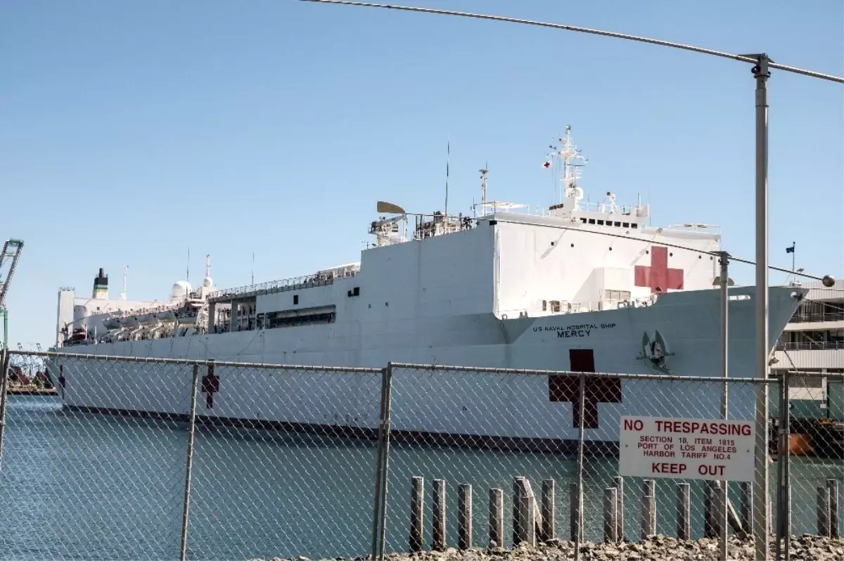 USNS Mercy yüzen hastane gemisi, Los Angeles Limanı\'na geldi