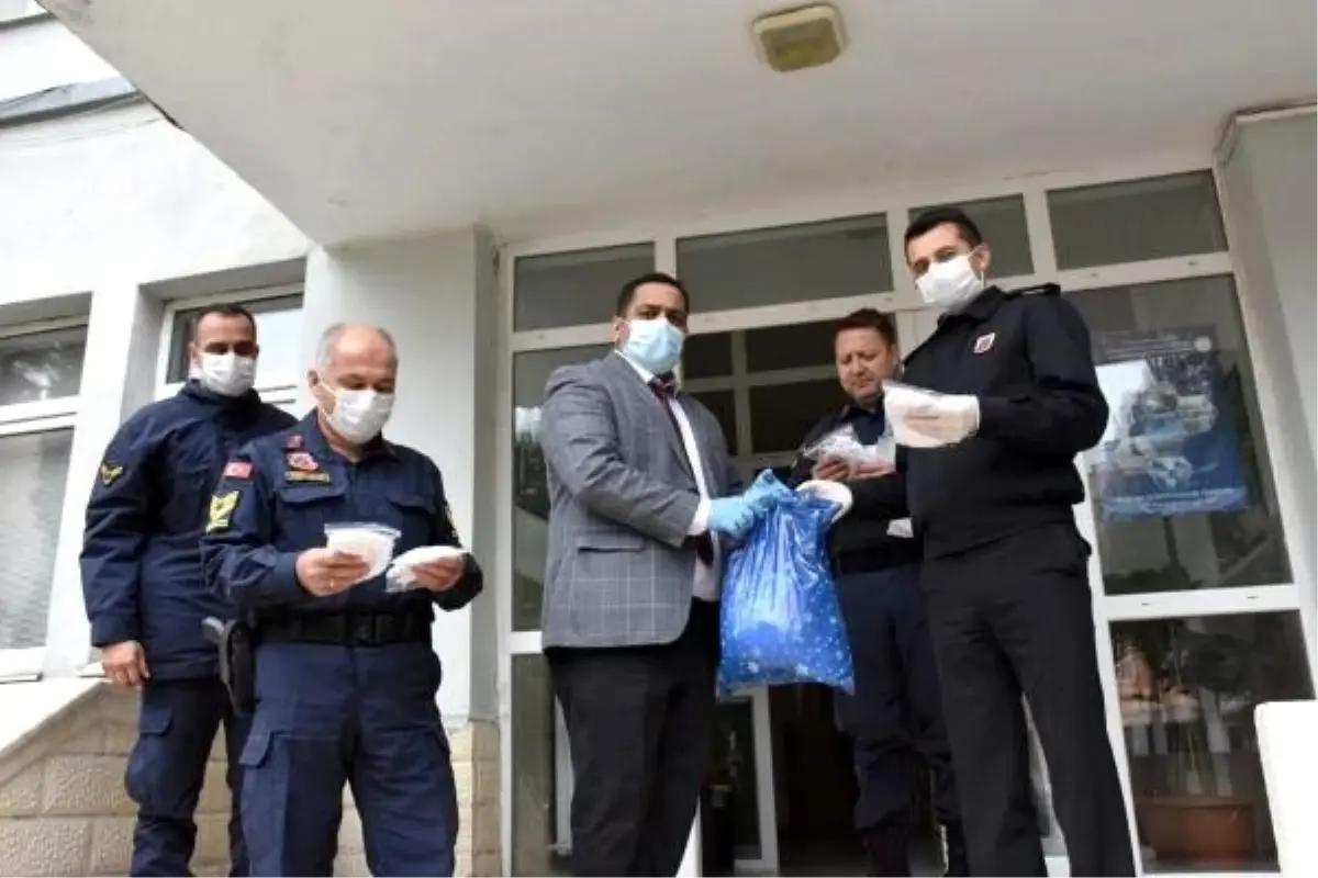 Vefa Sosyal Destek Grubu için evlerinde maske ürettiler