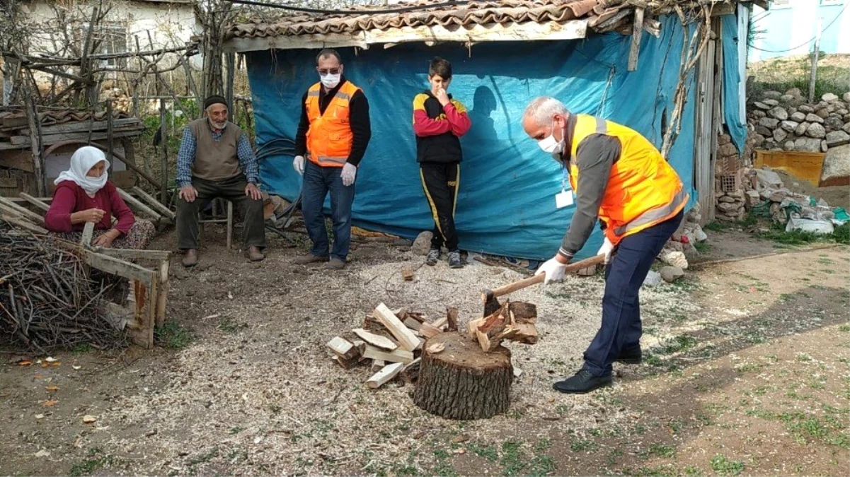 Yaşlı adamın odunlarını vefa ekibi kırdı