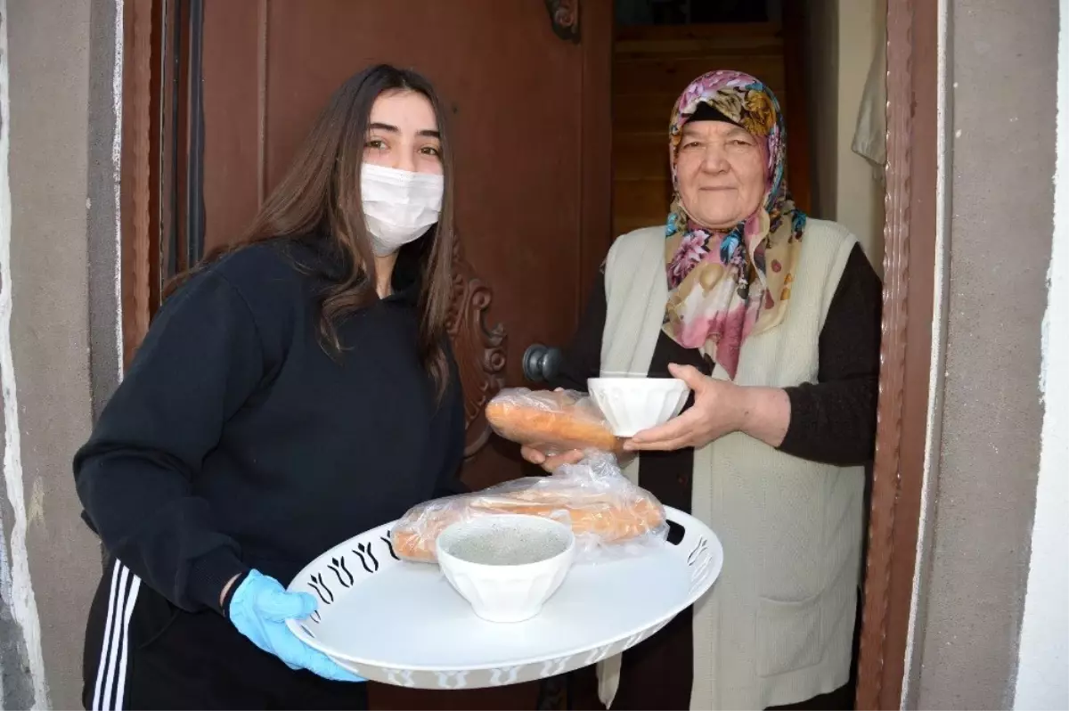 Yaşlılara çorba yapıp, kapı kapı dağıttı.