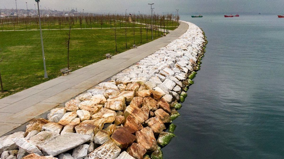 Yenikapı sahili ıssız kaldı