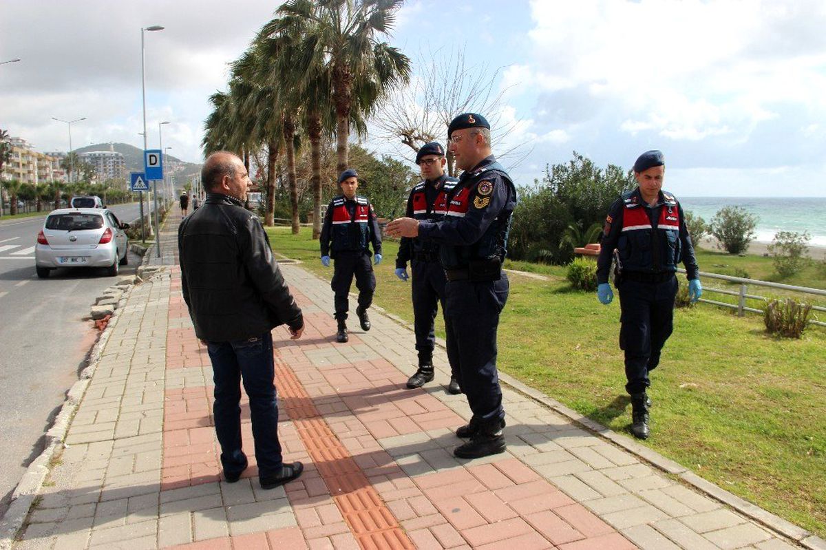 Alanya\'da jandarma 5 ayrı dilde anons yaparak korona virüse karşı uyardı