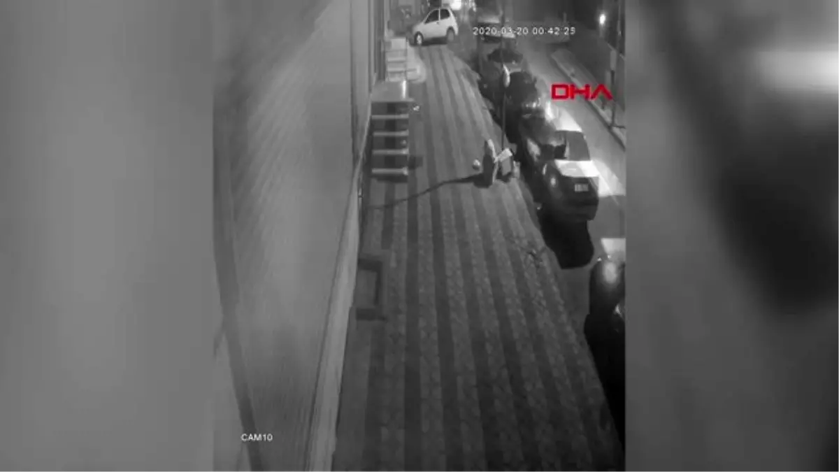 ARNAVUTKÖY\'DE 2 KİŞİNİN YARALANDIĞI KAZA KAMERADA