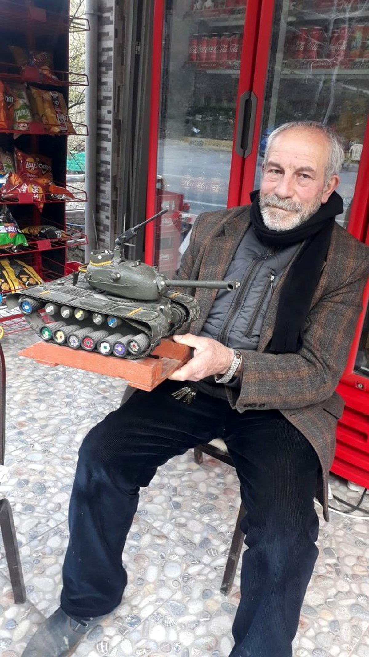 Askerlik hatırası tankı dükkanında sergiliyor