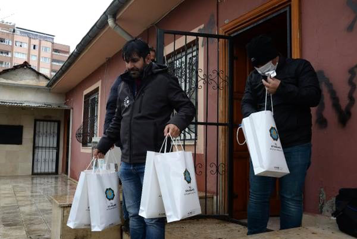 Diyarsakır\'da gazetecilere virüsten korunmaları için malzeme dağıtıldı