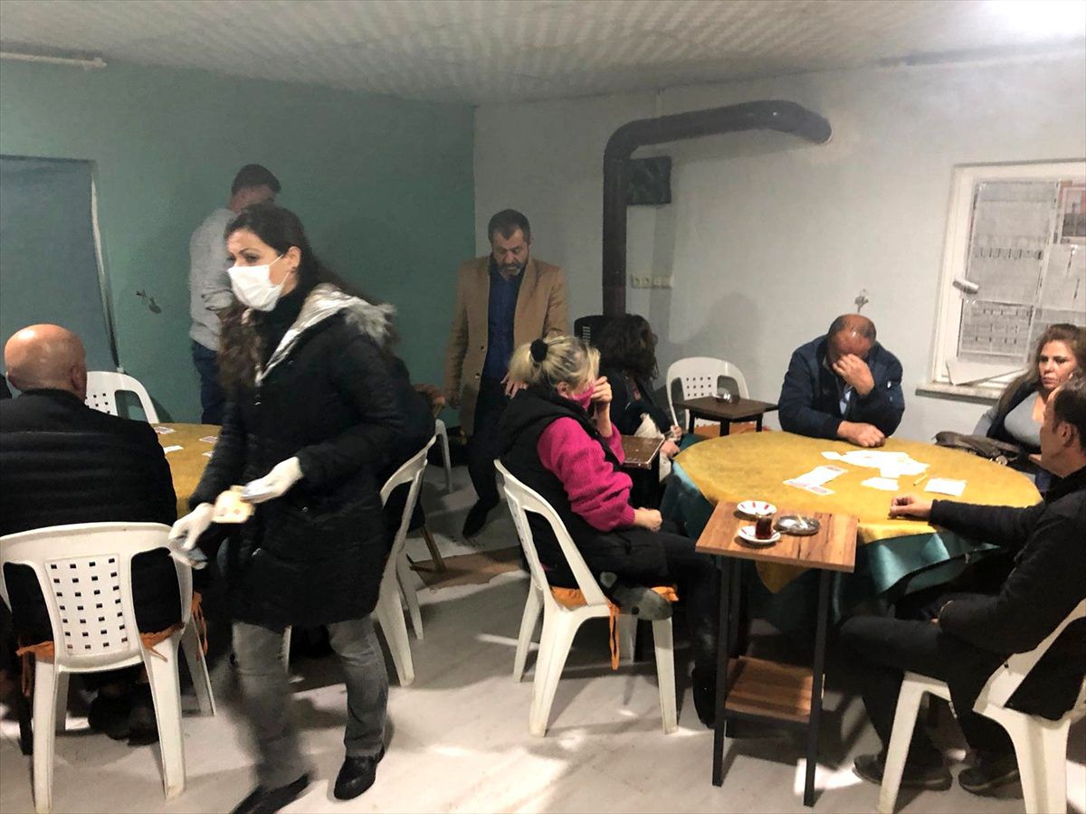 Edremit\'te kapalı olan düğün salonunda kumar oynayan 16 kişi suçüstü yakalandı
