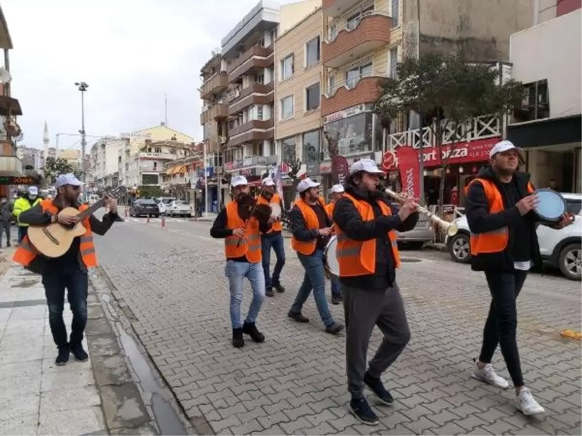 Evde kalan vatandaşlara sokakta moral konseri