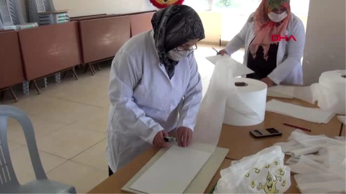 Felahiye\'de kadınlarıh ürettiği maskeler ücretsiz dağıtılıyor