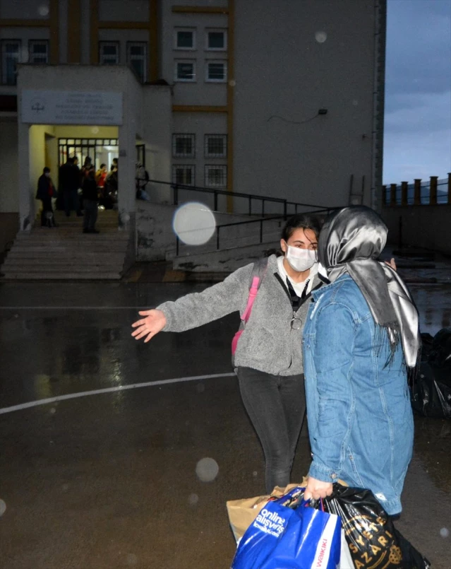 Gaziantep'te gözetim süresi biten öğrenciler ailelerine kavuştu - Son Dakika