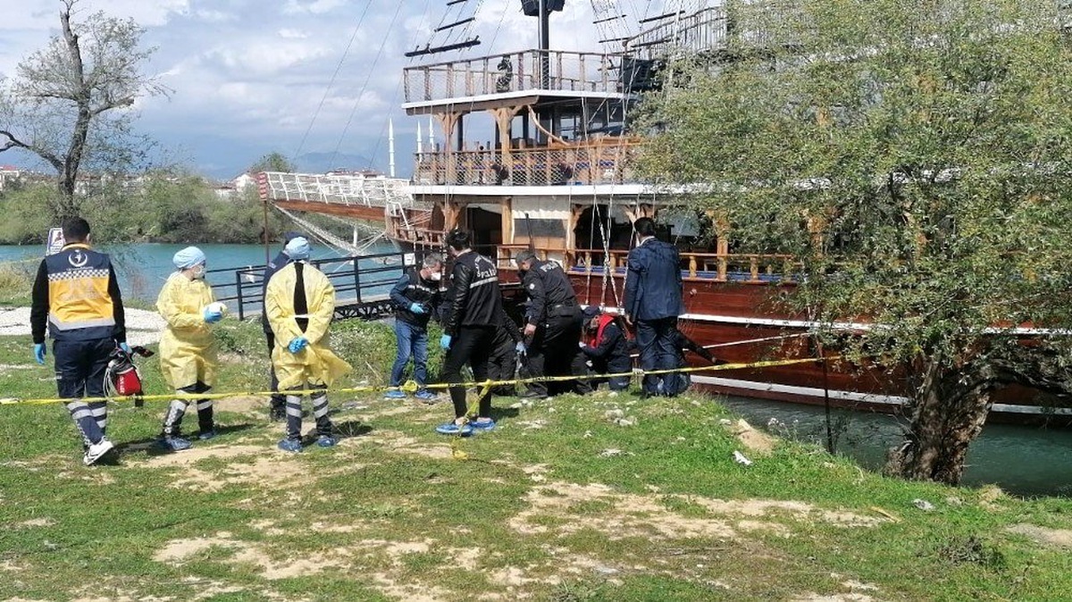 İnsanların gözü önünde kıyafetleri ile yürüyerek girdiği ırmakta boğuldu