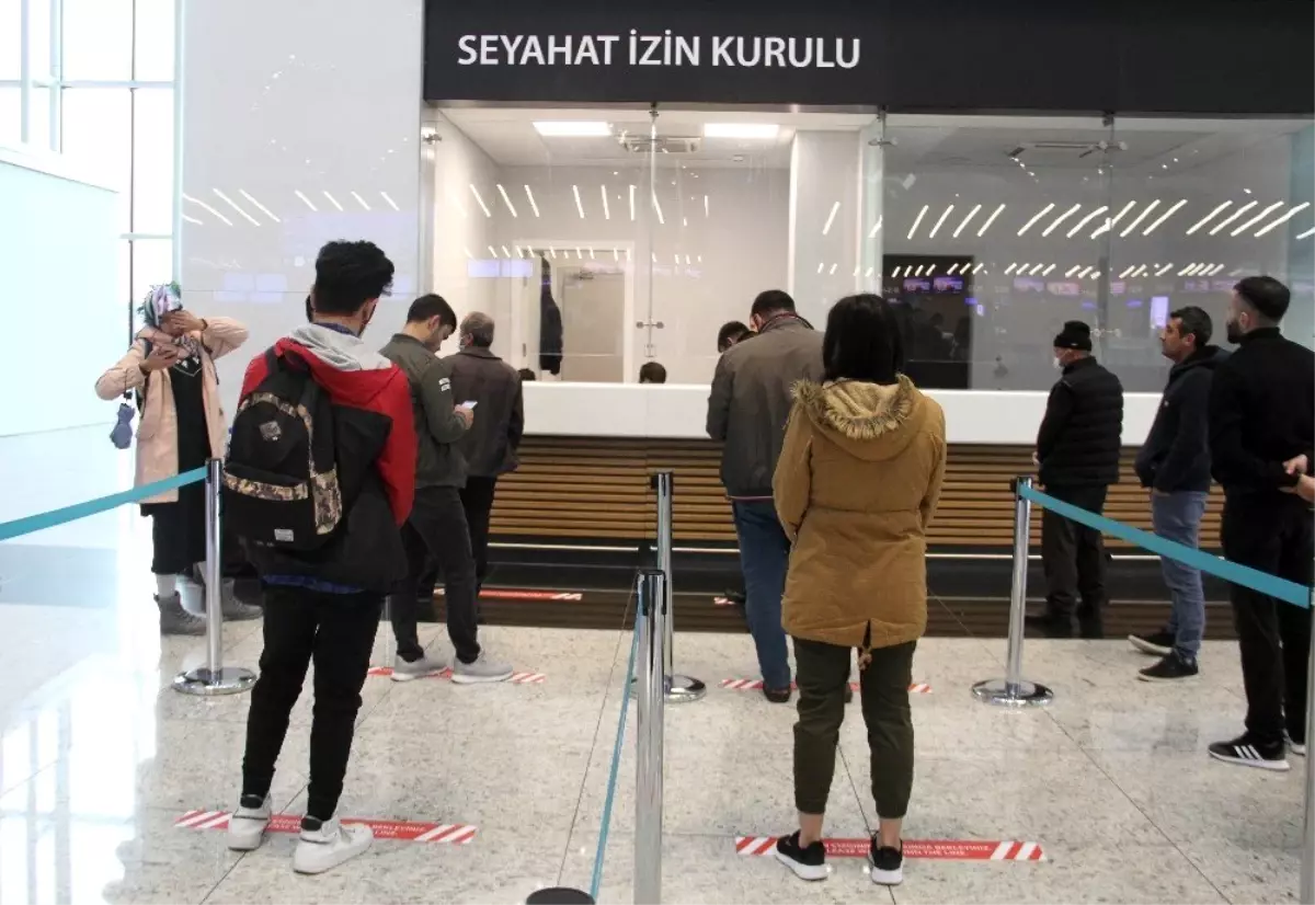 İstanbul Havalimanı\'nda yolcular seyahat izin belgesi için başvuruyor