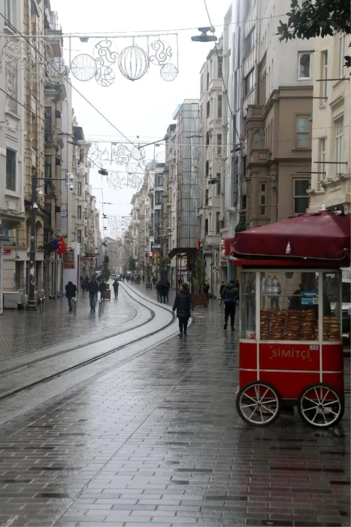 İstanbul\'un meydanları boş kaldı