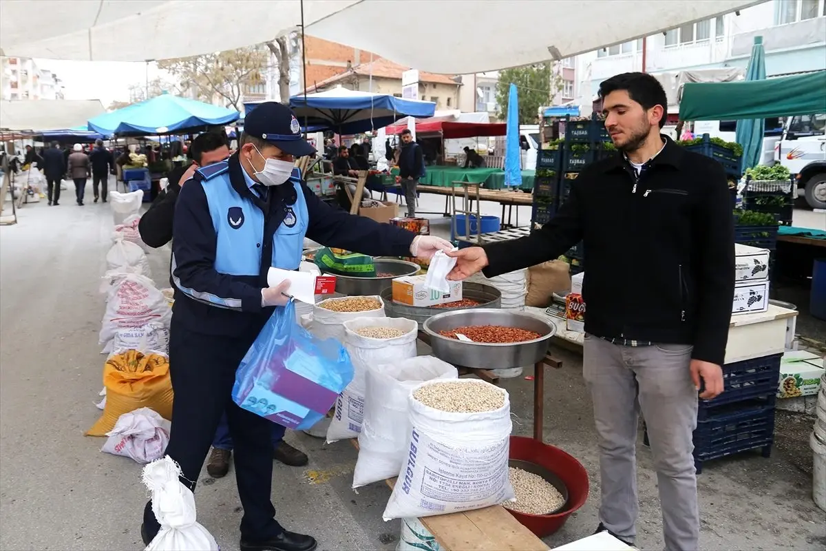 Karaman Belediyesi pazarcı esnafına maske dağıttı