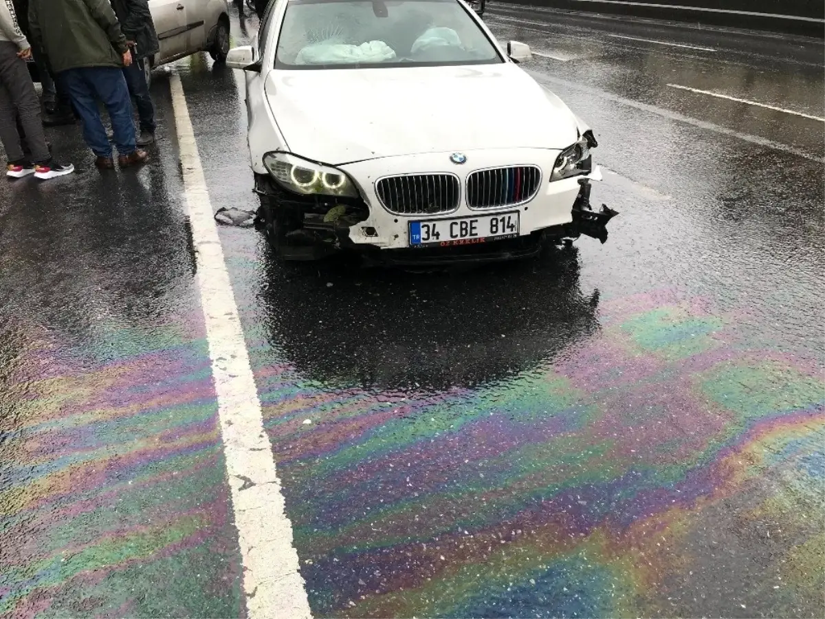 Kayganlaşan yolda kaza yapan araç sürüklenince lastikleri fırladı