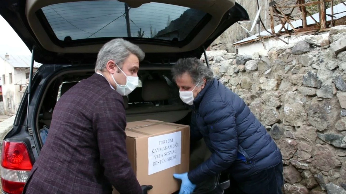 Kaymakam ve belediye başkanı vatandaşların ihtiyaçlarını birlikte teslim etti