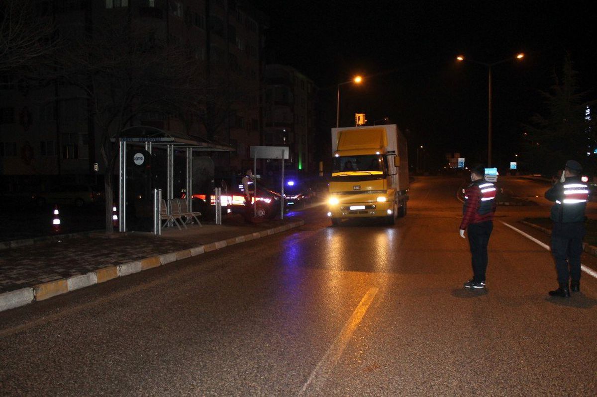 Kent girişinde ateş ölçerli korona virüs tedbiri