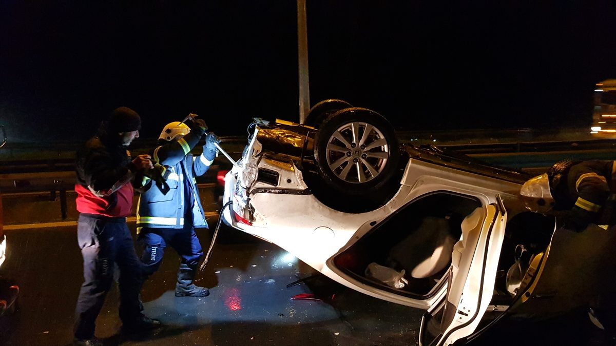 Kocaeli\'de otomobil bariyere çarptı: 2 yaralı