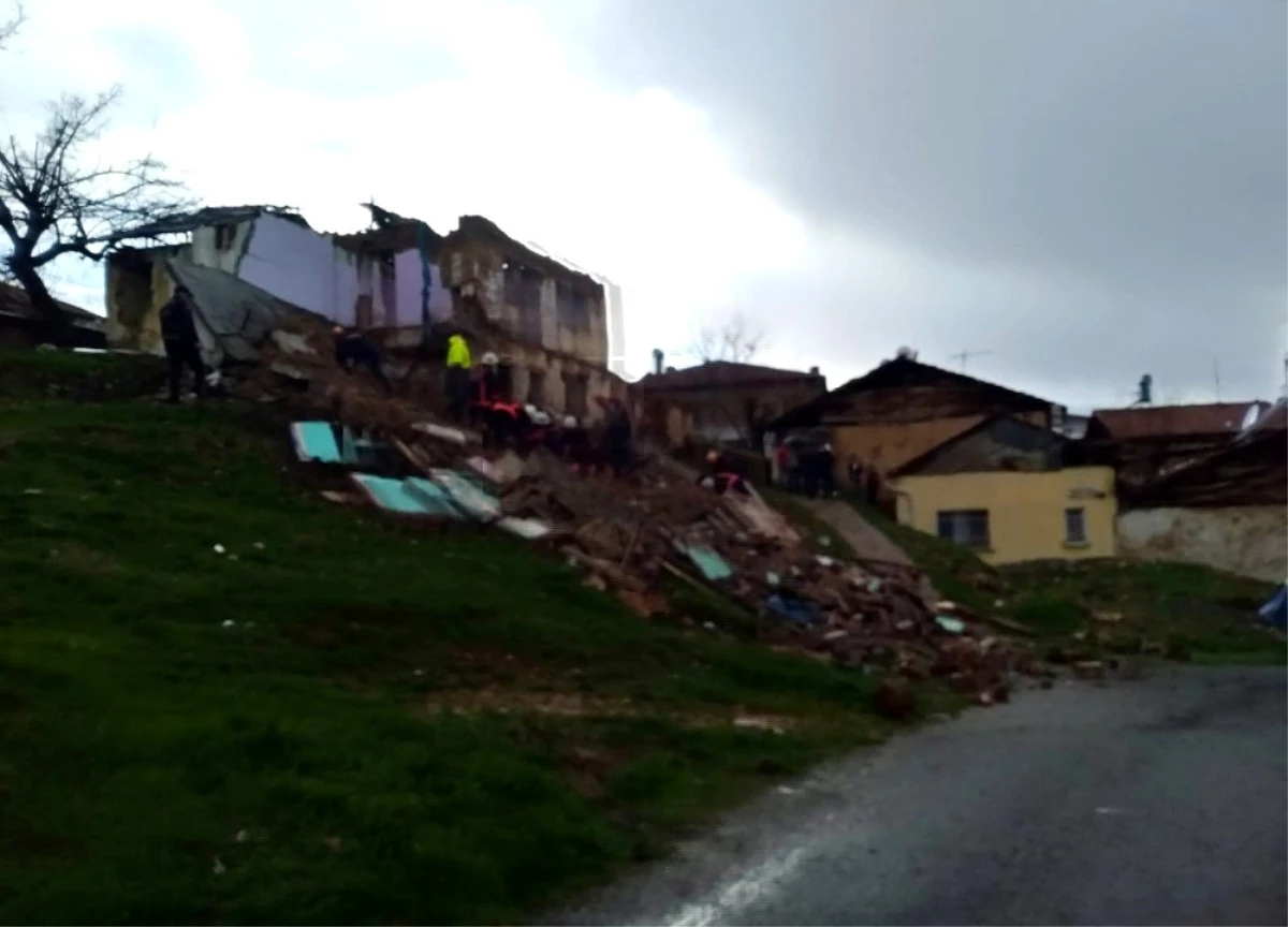 Malatya\'da 2 katlı ev çöktü