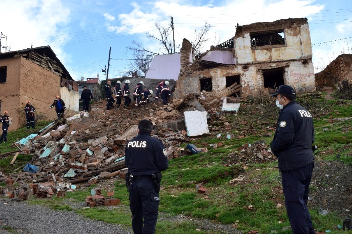 Malatya\'da 2 katlı ev çöktü