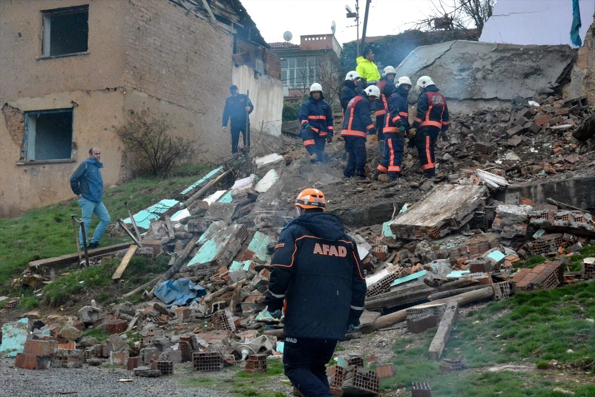 Malatya\'da iki katlı metruk bina yıkıldı