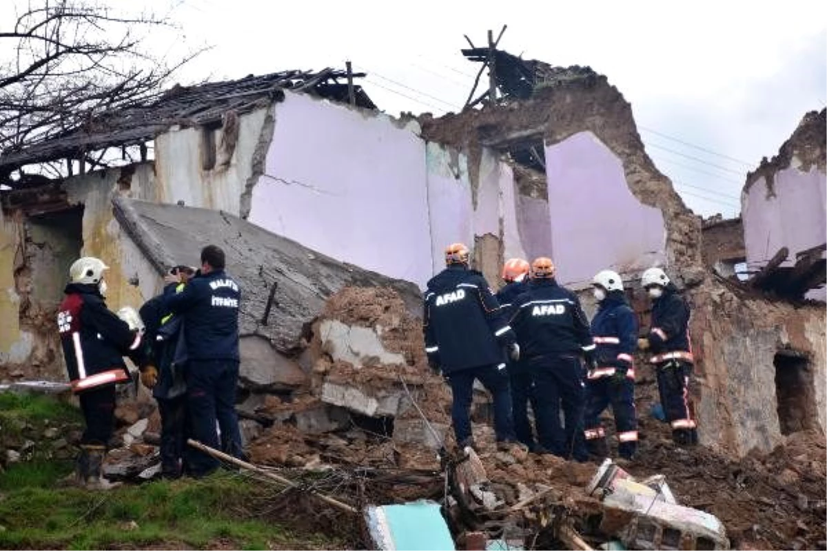 Malatya\'da metruk bina çöktü, enkaz kaldırma çalışması yapılıyor
