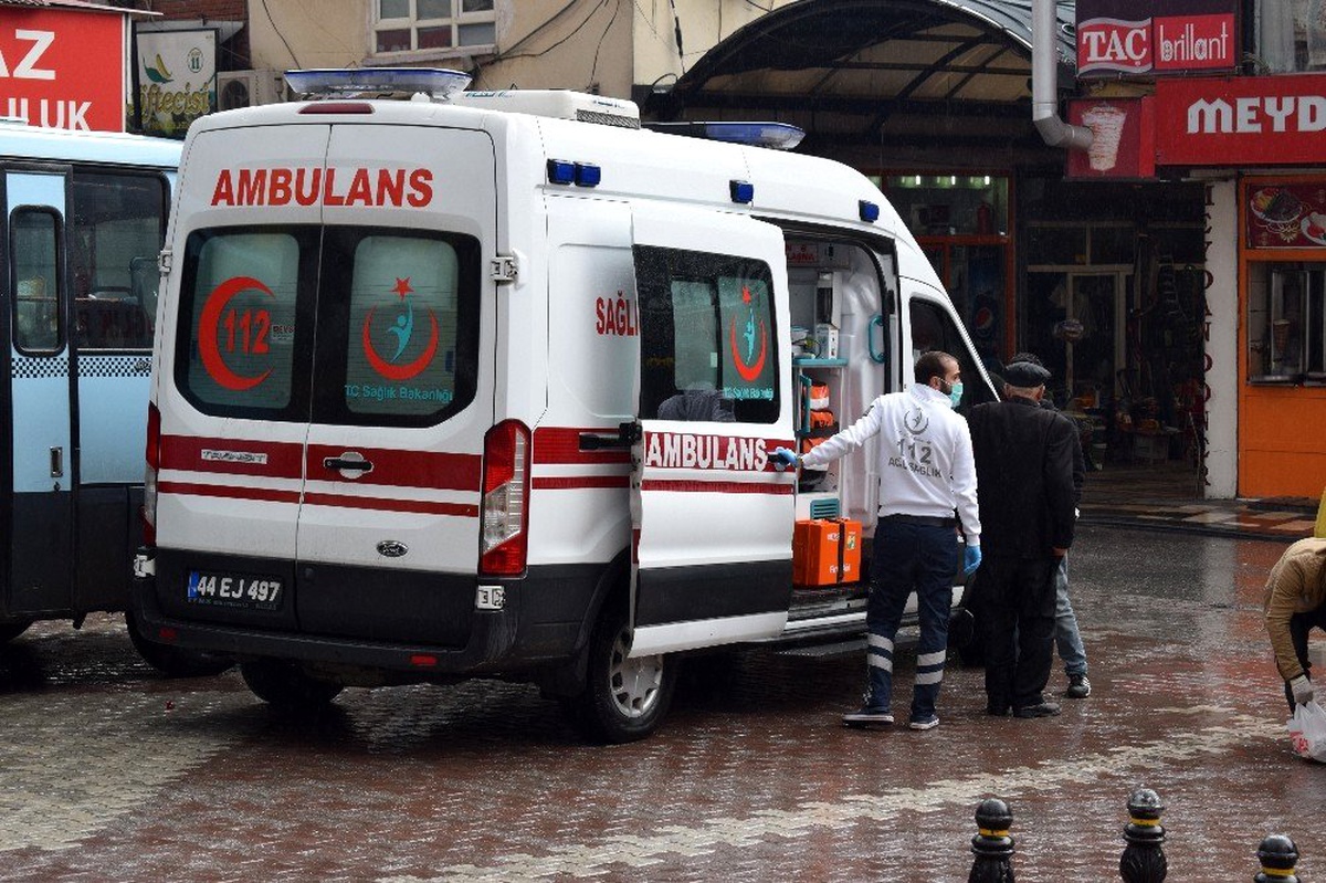 Malatya\'da sokakta fenalaşan yaşlı adam ekipleri alarma geçirdi