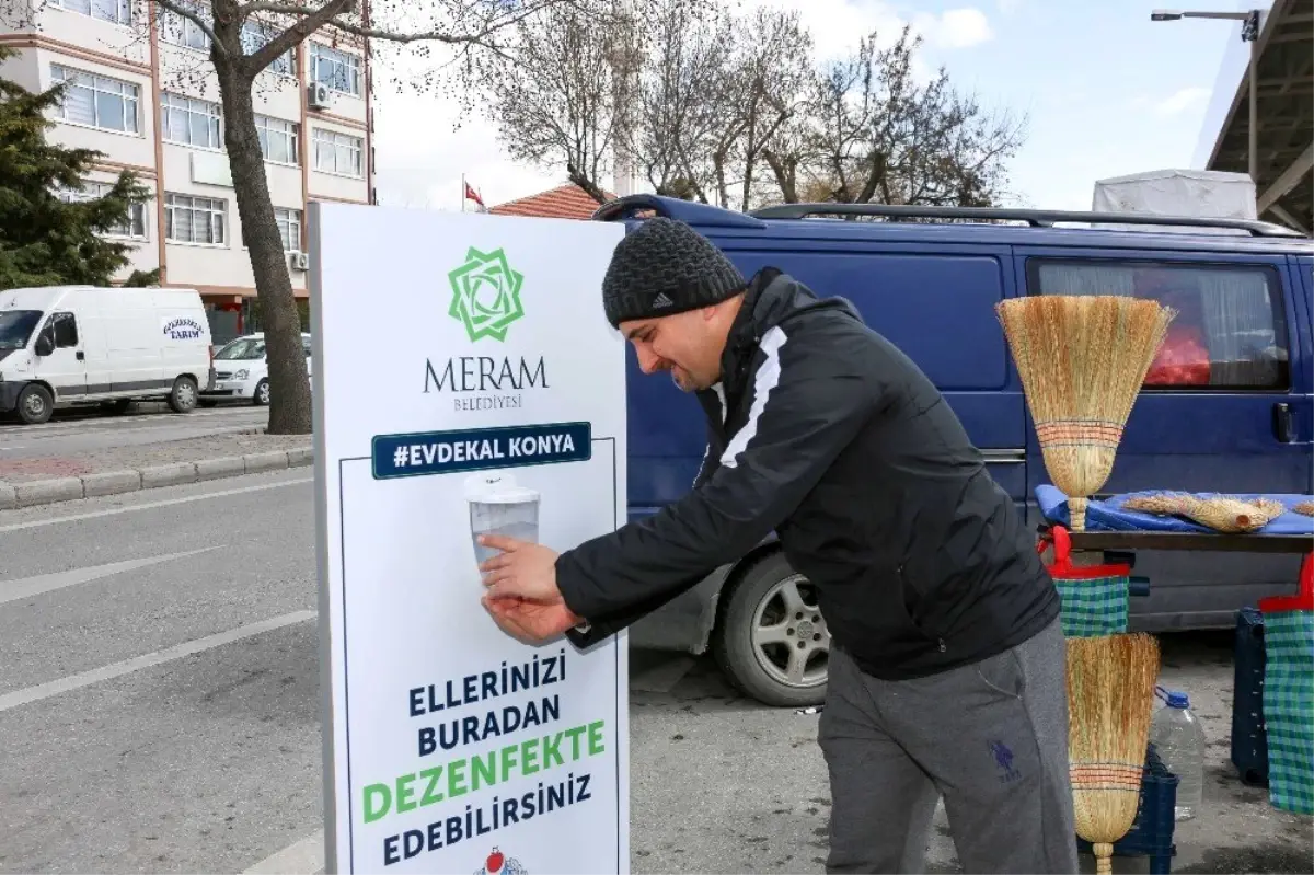 Meram\'da Pazar yerlerinde eldiven ve maske dağıtıldı